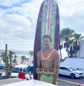 duke kahanamoku statue rapanui surfbar
